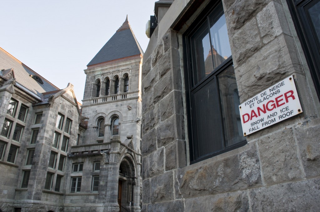 McGill. En arrière plan, la bibliothèque.