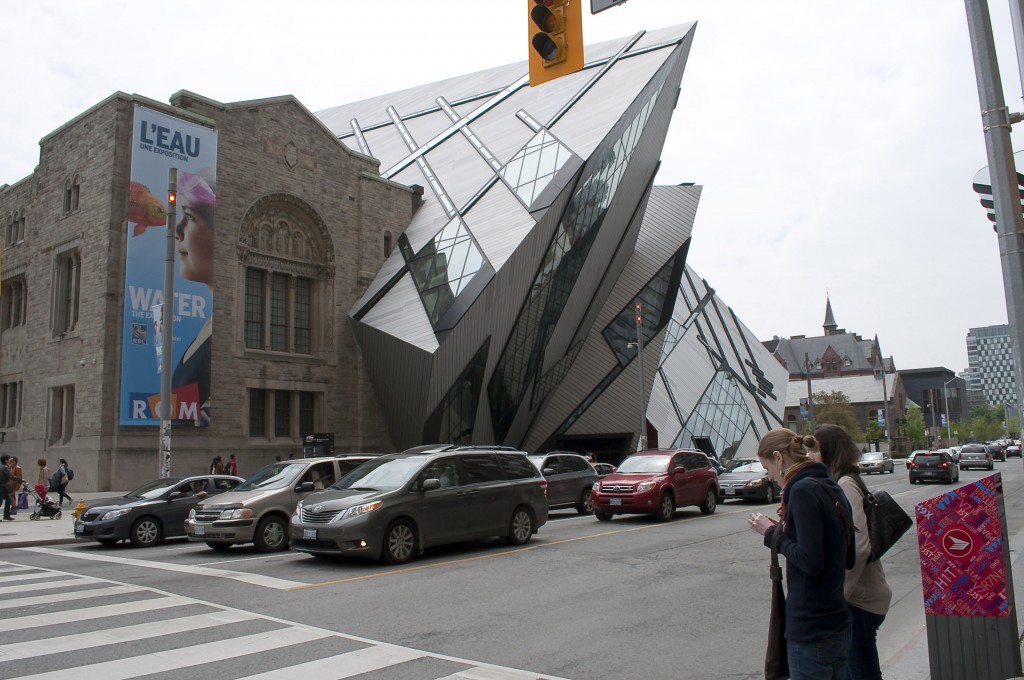 Un vaiseau extraterrestre a atterit à Toronto ! Coline et Sabrina mènent l'enquete !