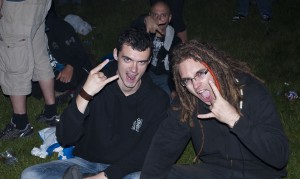 Forte récompense à qui saura me dire qui est ce mec derrière qui s'incruste sur la photo ...