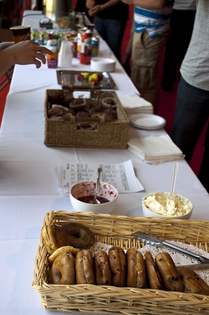Au premier plan, des bagels