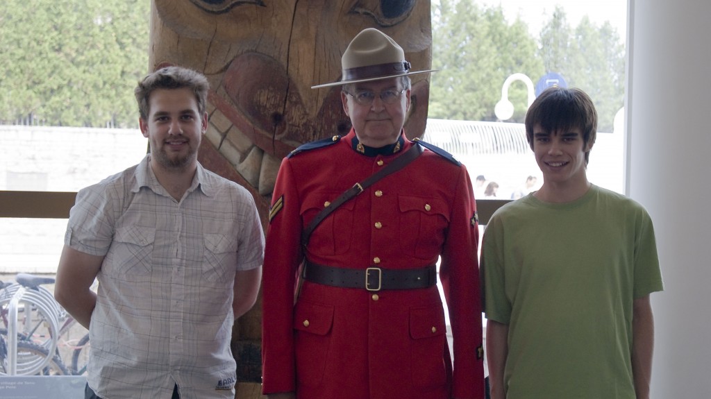 Minute culture : leur uniforme rouge est appellé "Red Serge"!
