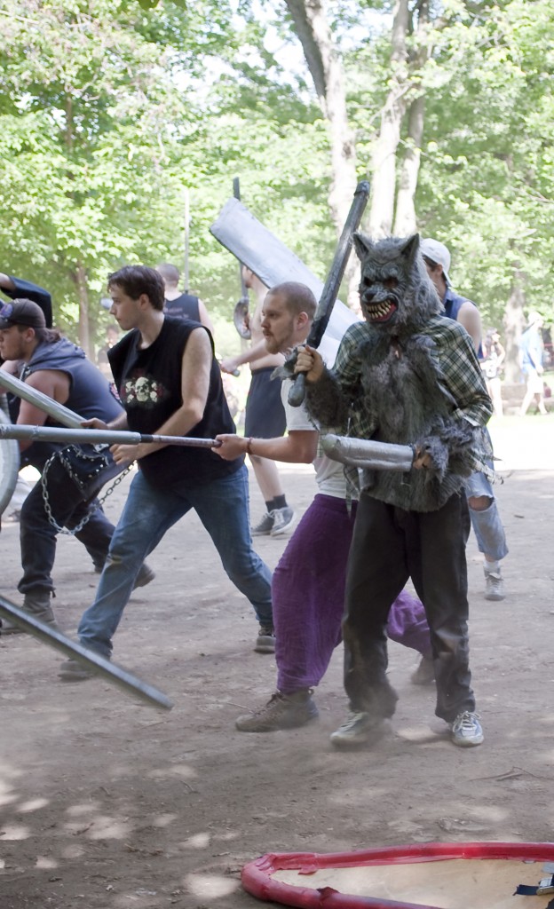 Attention au loup garou, si ca se trouve c'est le maire du village !
