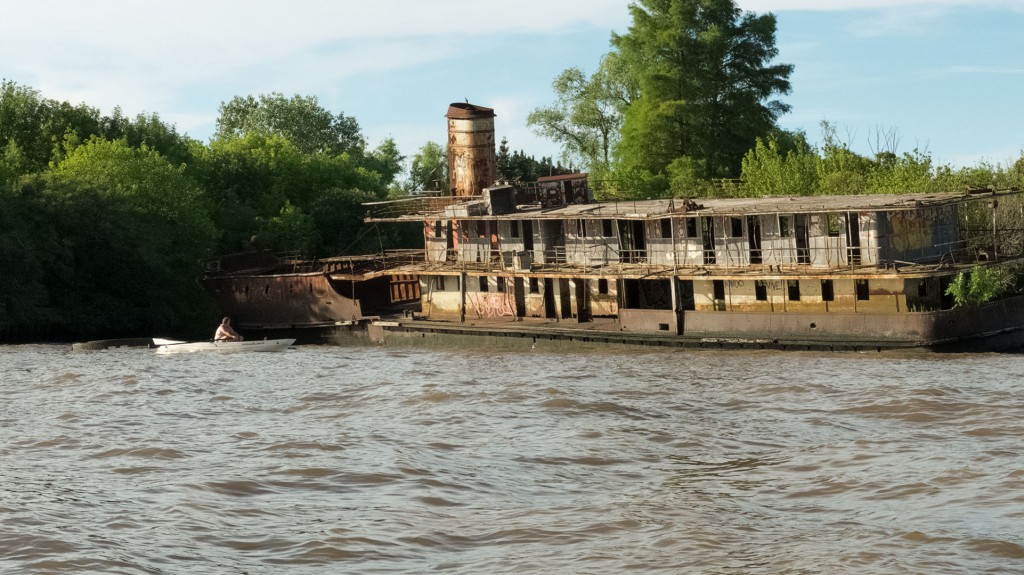Un grand bateau échoué et abandonné