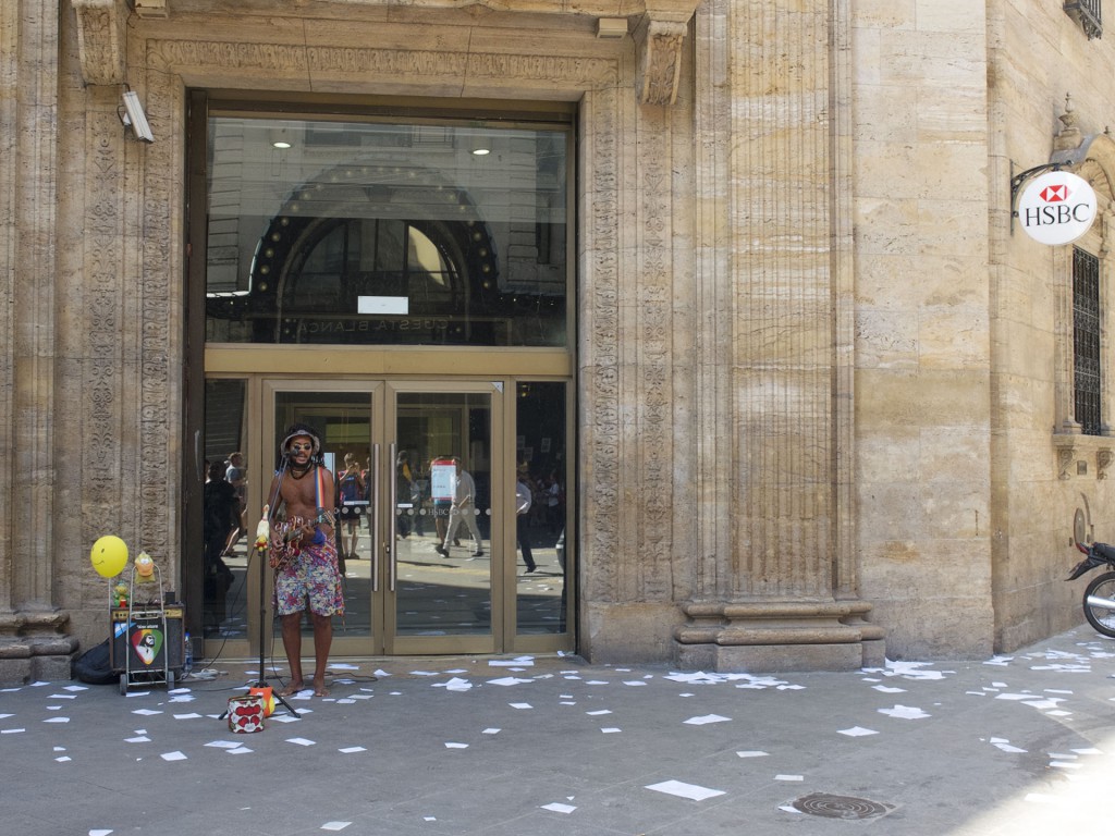 Les papiers ajoutent au contraste de la scène