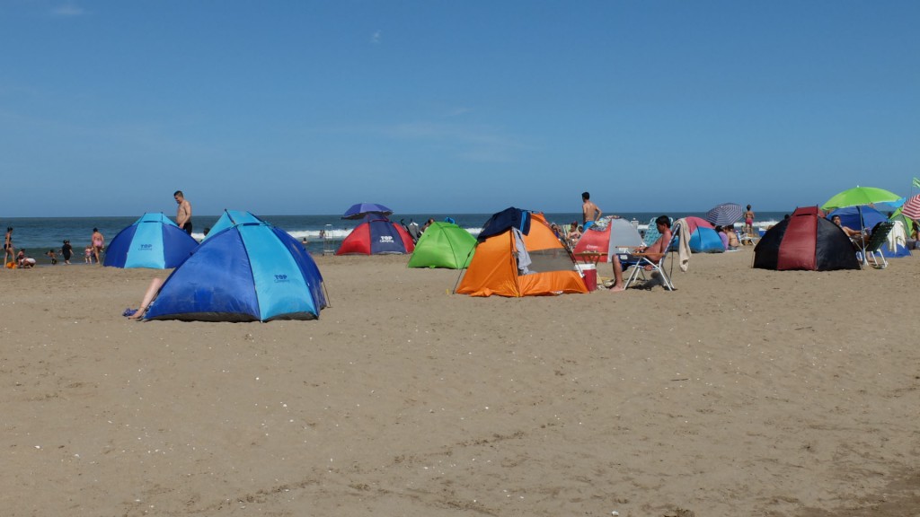 Attention à ne pas y rester la nuit... l'eau peut monter ! La plage ressemble parfois à un grand camping