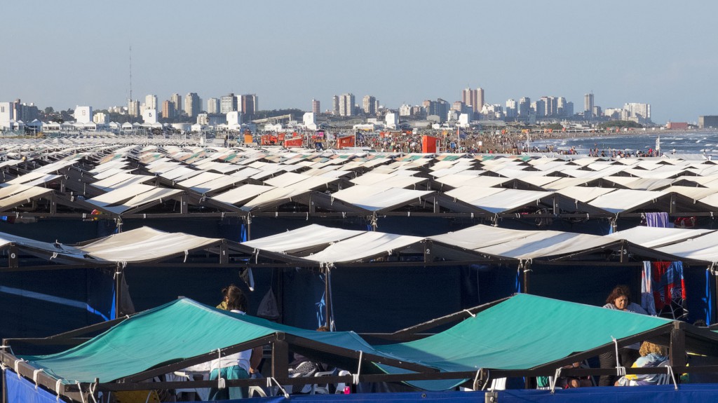 Au fond, les édifices nous rappellent à l'urbanisation galopante comme des petits chevaux... L'industrialisation extrême du tourisme estival...