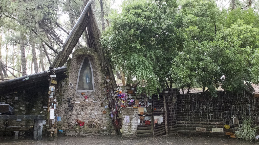 La vierge est timide, elle se cache derrière une vitrine fermée à clé La grotte de Lourdes à Miramar