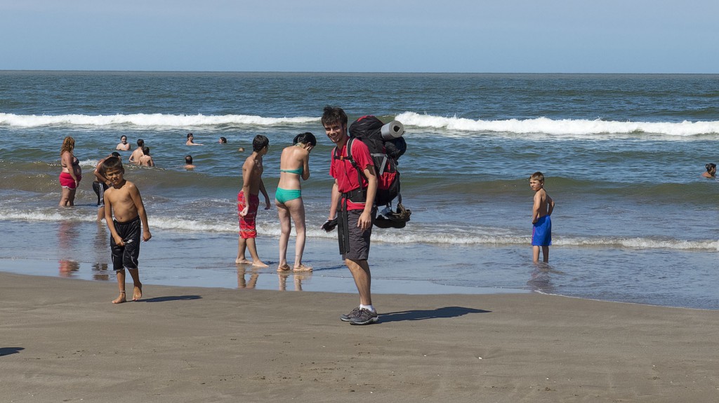 De bonnes chaussures et le sable ne brûle plus les pieds !!! Le routard passe difficilement inaperçu sur les plages avec son sac à dos !
