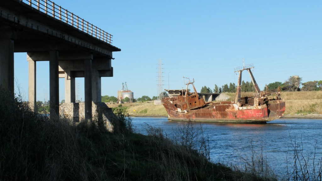 Ah, vous voyez bien que ce n'est pas du bluff pour les bateaux !!! Plus fort, bateau mais aussi pont à l'abandon, coupé en deux !!!