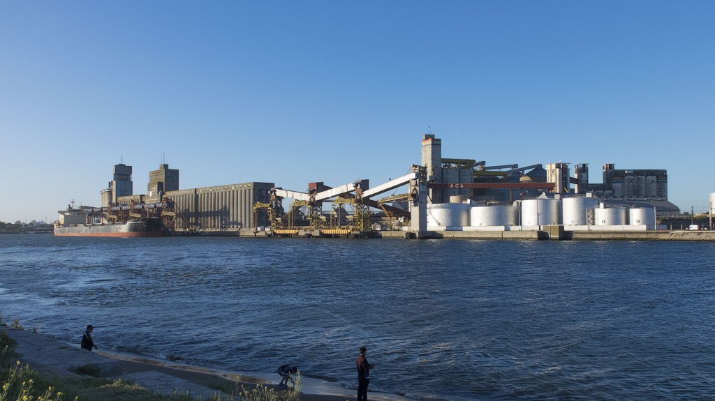 Au premier plan, un vrai pécheur local d'ici comme on n'en fait plus !!! Silos de stockage des céréales et chargement de bateaux.